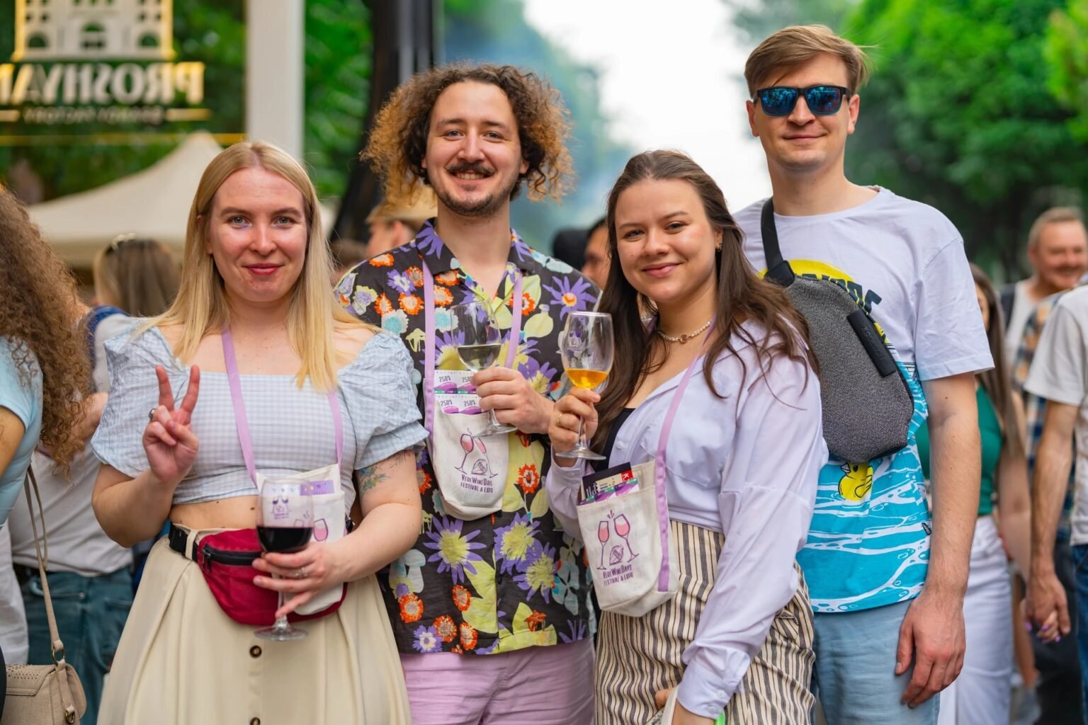 Yerevan Wine Days отмечает 10 лет: что ждёт гостей фестиваля Группа молодых людей с бокалами вина на фестивале Yerevan Wine Days в Ереване