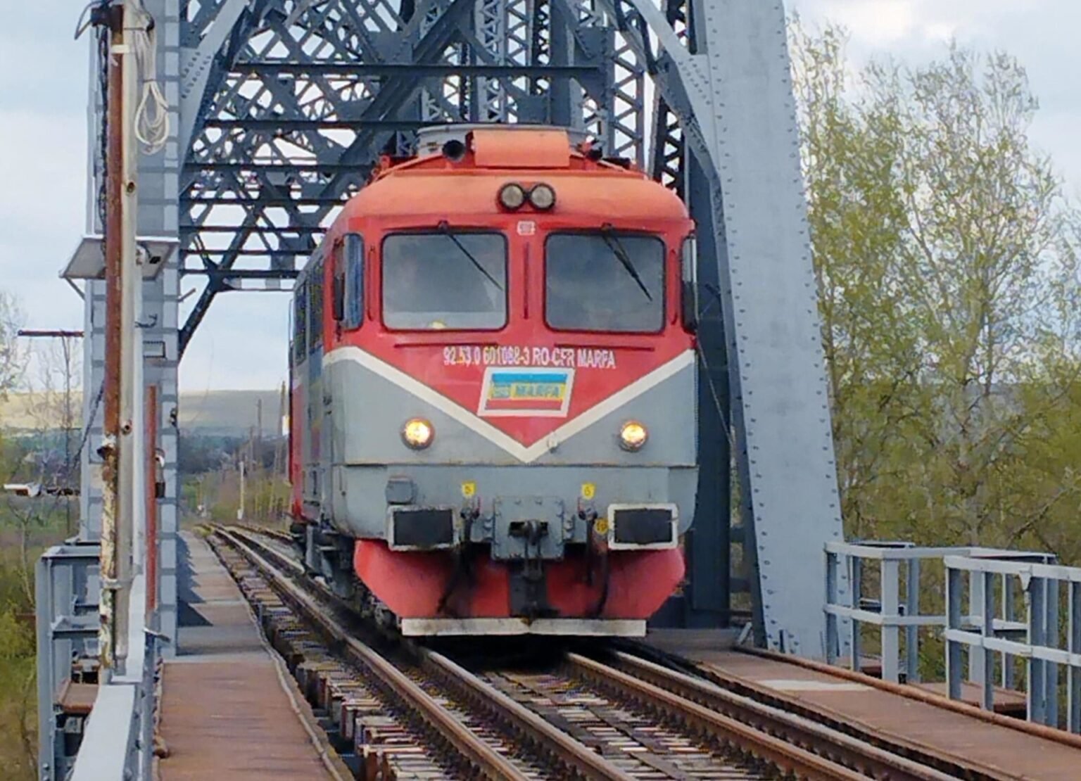 Первый локомотив европейской колеи пересёк Прут в Молдову Локомотив CFR Marfa европейской колеи пересекает мост через реку Прут на маршруте Фэлчиу–Кантемир