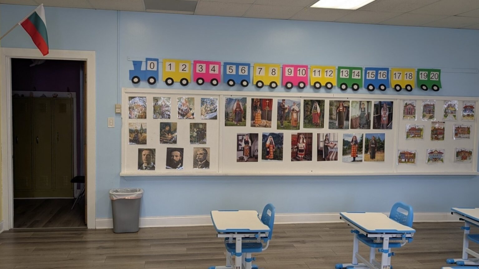 Класс болгарского воскресного училища в Чикаго с болгарским флагом и учебными материалами на стенах