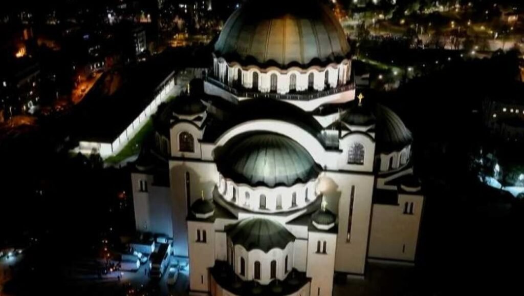 Благодатный огонь доставлен в главный храм Сербии Ночной вид с воздуха на Храм Святого Саввы в Белграде, освещённый в канун православной Пасхи