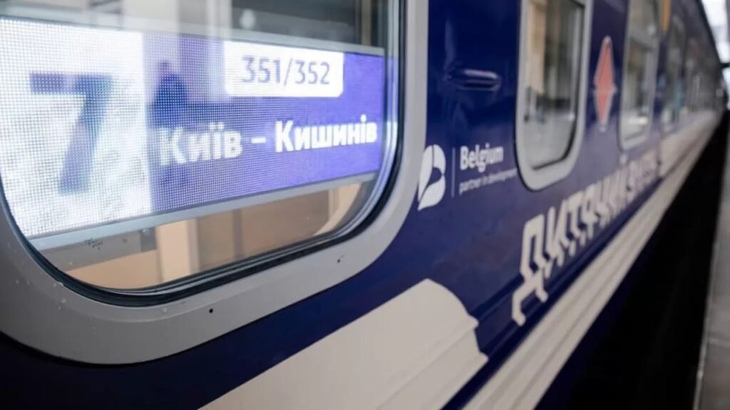 Поезд Киев — Кишинёв продлят до аэропорта: тестовый рейс 13 апреля Окно вагона поезда №351/352 с табличкой маршрута Київ – Кишинів