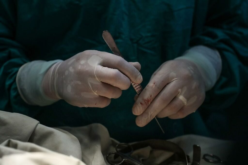 В Сербии впервые пересадили лёгкие: исторический день Руки хирурга в перчатках со скальпелем во время операции