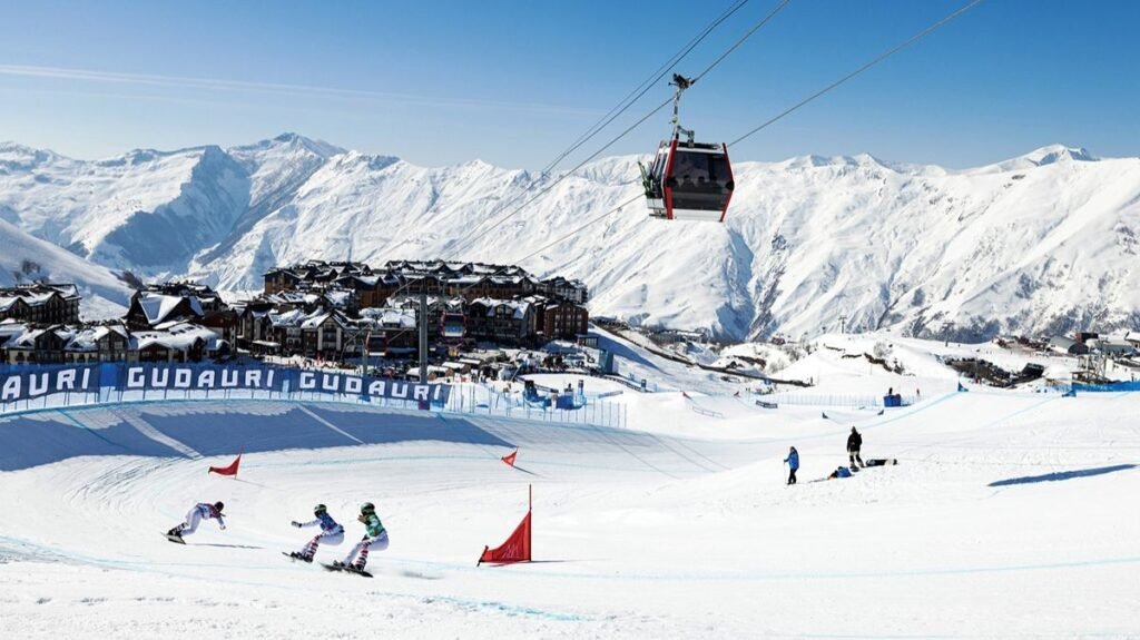 Гудаури глазами казахстанцев: почему грузинский курорт выбирают вместо Альп Соревнования по сноуборду на курорте Гудаури на фоне заснеженных гор Кавказа и канатной дороги