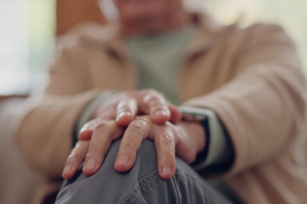 10 000 жителей Молдовы борются с болезнью Паркинсона Руки пожилого человека, сложенные на колене