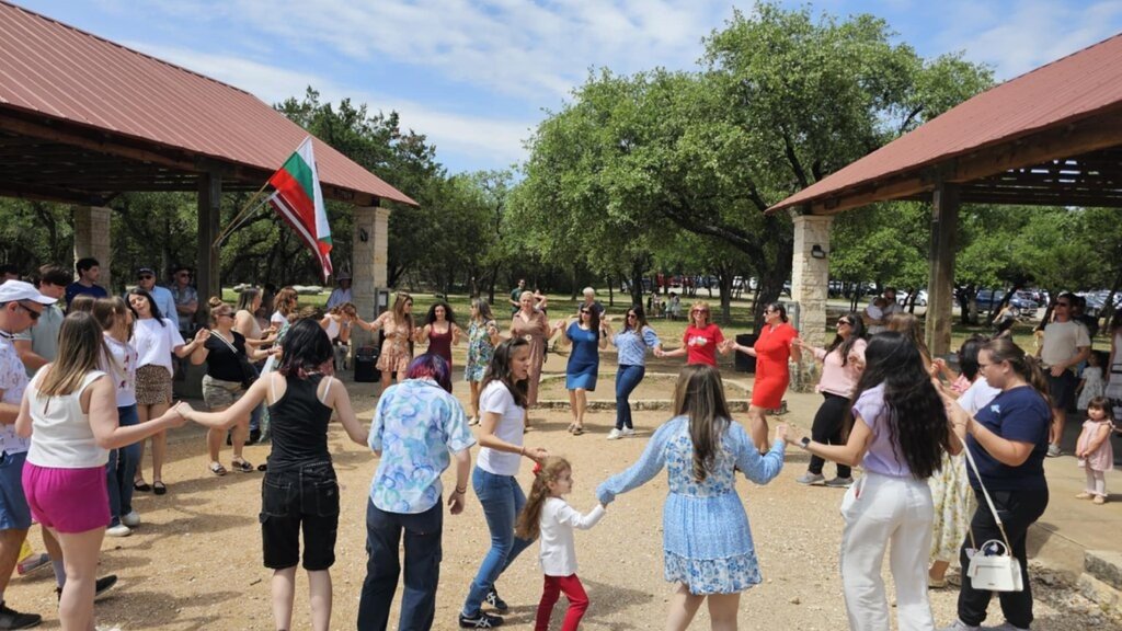 Великден вдали от дома: болгары пяти стран встретили Пасху Болгары танцуют хоро в парке Остина, штат Техас, на пасхальном празднике диаспоры с болгарским флагом