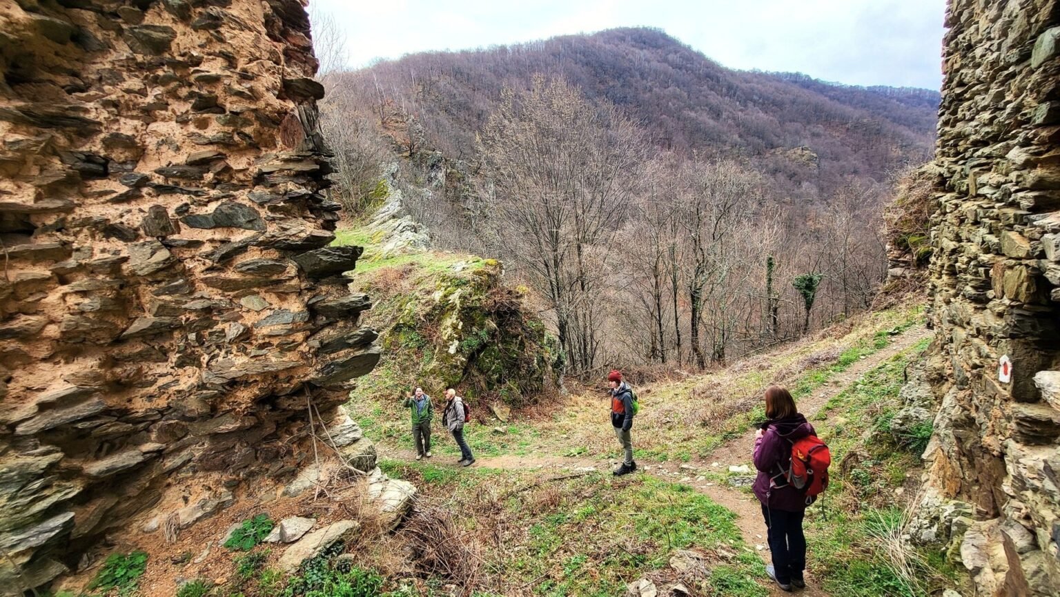 Замок из романа Жюля Верна открыт на новом маршруте Туристы на тропе среди руин замка Колц в Карпатах — один из первых тематических маршрутов в Румынии