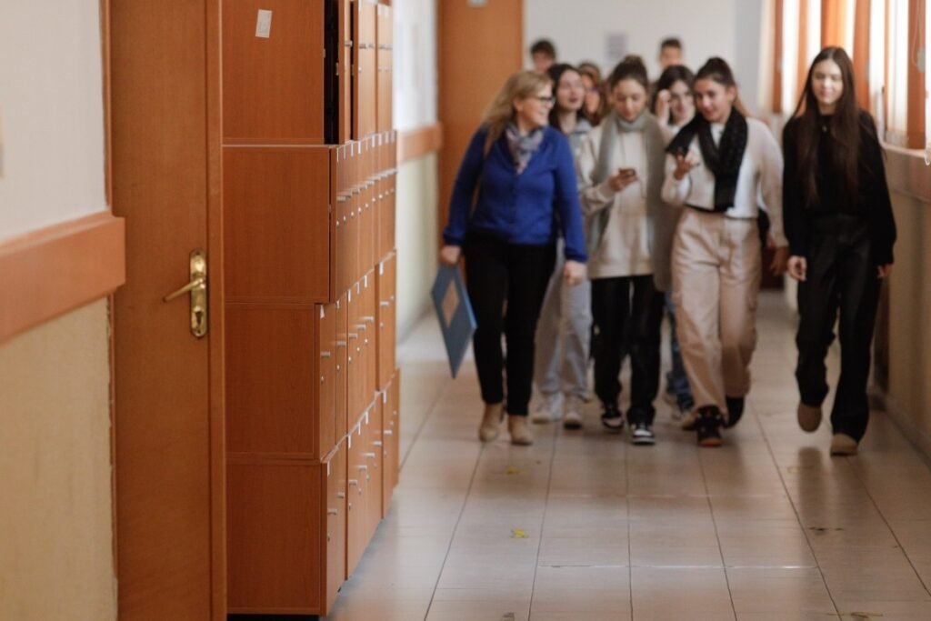 Школы Румынии открываются после Пасхи: впереди экзамены Ученики идут по школьному коридору мимо шкафчиков после возвращения с пасхальных каникул