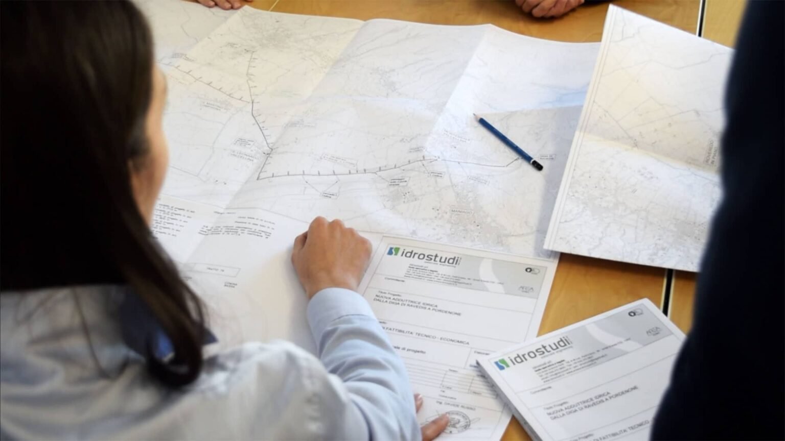 Заза Пачулия получил землю под строительство ГЭС в Грузии Инженеры изучают проектные карты ГЭС «Садмели» на реке Рицеула в регионе Рача