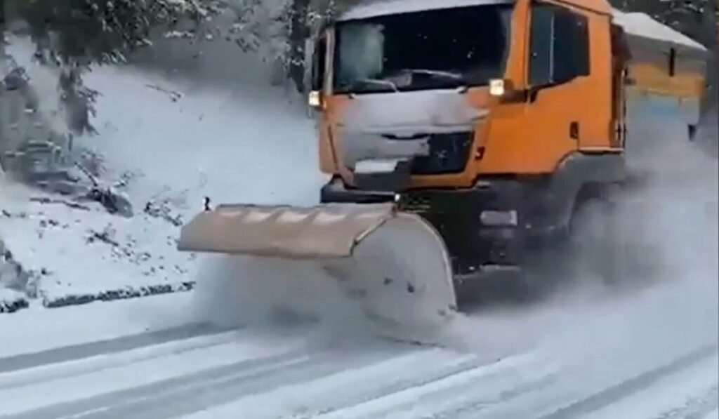Снегоуборочная техника расчищает горную дорогу в Румынии в апреле — снегопад обрушился на высокогорье в пасхальные дни