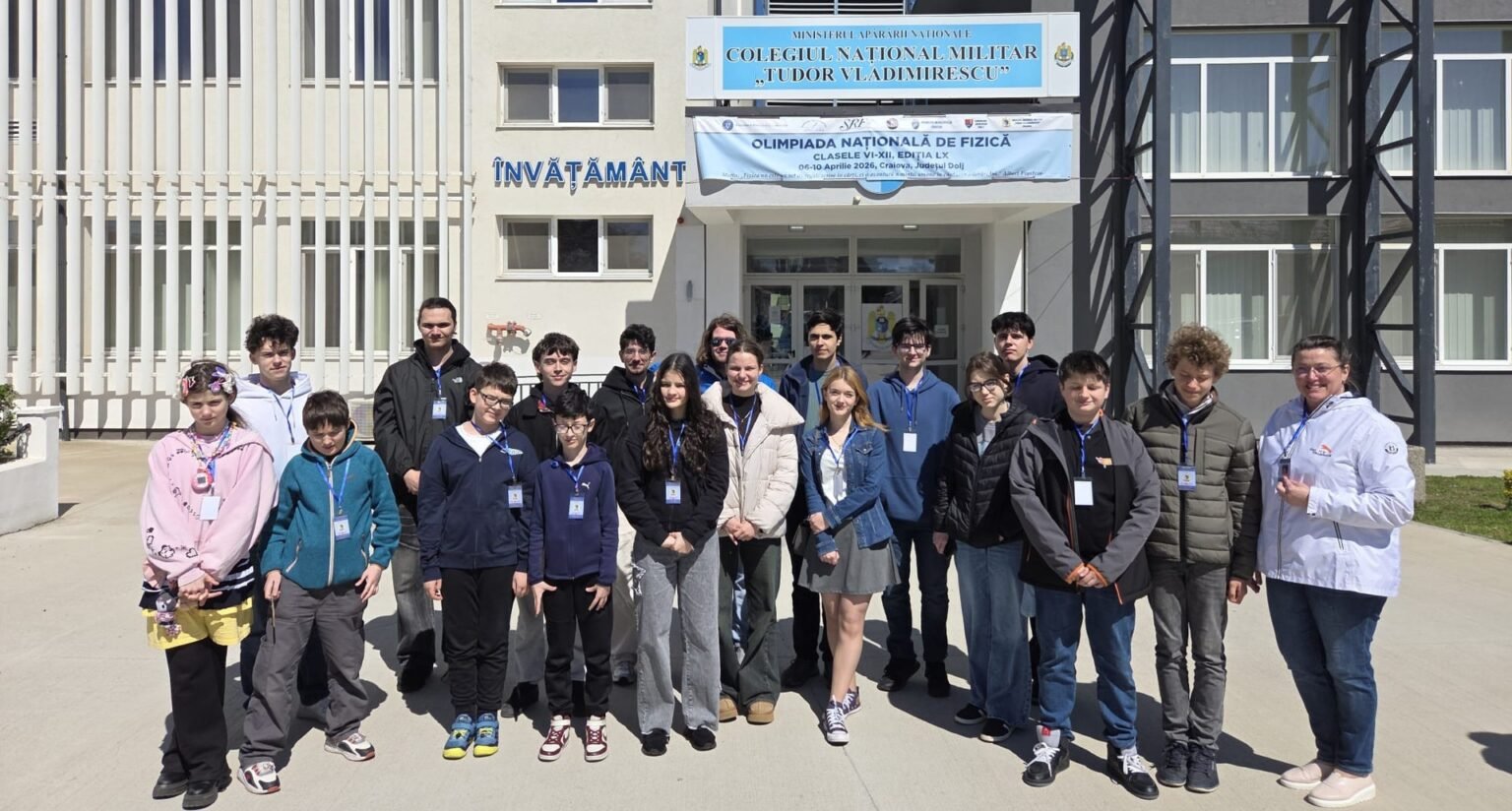 Олимпиада Румынии по физике 2026: кто получил медали Школьники из Клужского уезда у входа в Национальный военный колледж «Тудор Владимиреску» в Крайове, где проходит 60-я Национальная олимпиада по физике 2026