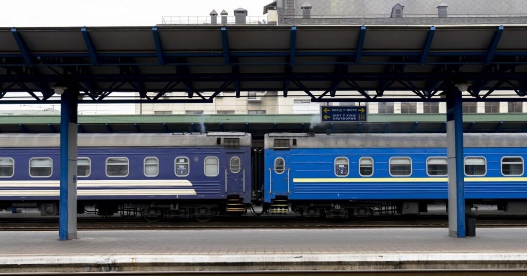 Поезд из Киева впервые доехал до аэропорта Кишинёва Пассажирский поезд «Укрзалізниці» на перроне железнодорожного вокзала