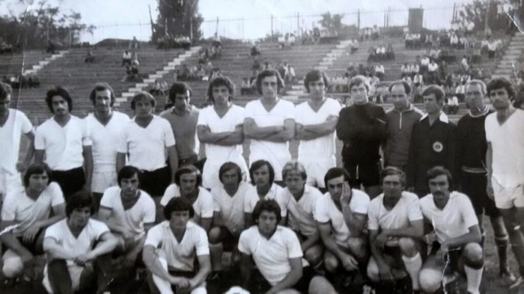 Команда «Кристалул» Фэлешть позирует на стадионе перед матчем. Историческое фото из архива Федерации футбола Молдовы