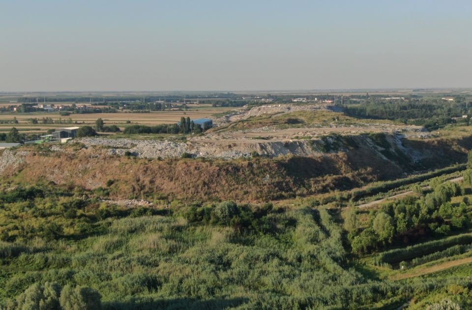 «Эко-Тамнава»: в Сербии открыт центр для 15 муниципалитетов Панорамный вид на региональный центр по управлению отходами «Эко-Тамнава» в Каленице близ Уба: санитарная ячейка захоронения посреди полей Тамнавской равнины