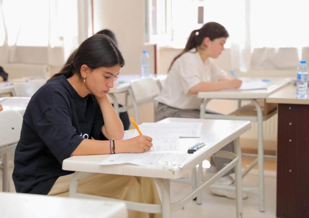 37 тысяч участников сдают экзамен в 21 городе Азербайджана Молодая абитуриентка сосредоточенно заполняет экзаменационный бланк за партой в аудитории — атмосфера централизованного экзамена в Азербайджане