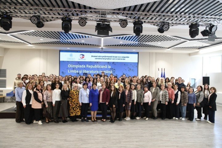 Групповое фото участников Республиканской олимпиады по румынскому языку и литературе в зале Педагогического университета имени Иона Крянгэ в Кишинёве