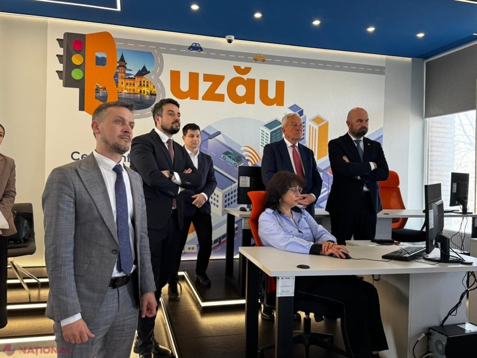 Вице-премьер Молдовы Владимир Боля с делегацией в центре управления умным трафиком Бузэу — под фирменным логотипом города с изображением светофора и домов