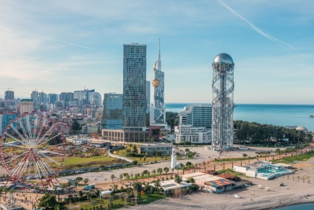 Панорама Батуми с высоты — небоскрёбы, башня Алфавита и Чёрное море