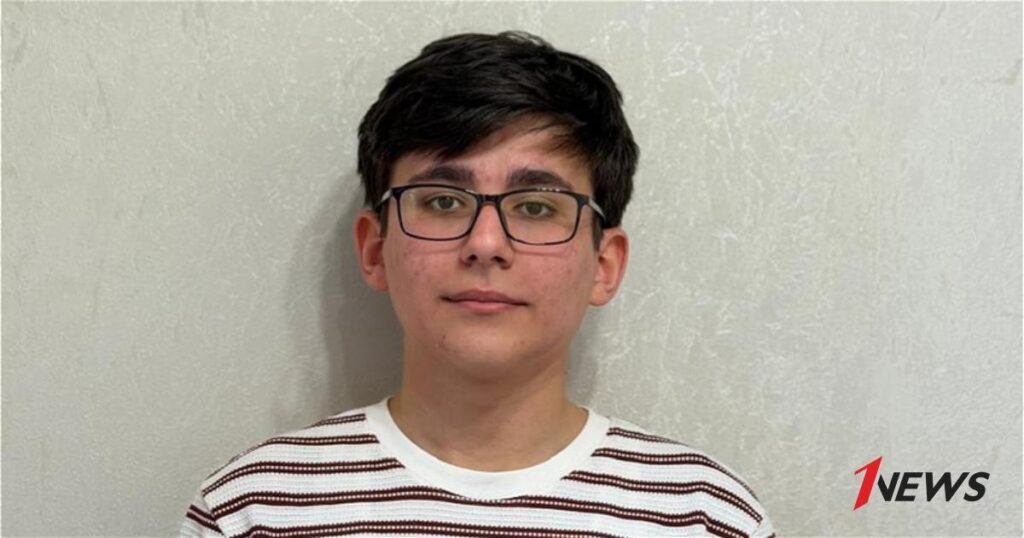 Мухаммедали Аббасов, набравший максимальные 300 баллов на выпускном экзамене в Азербайджане, перед интервью 1news.az