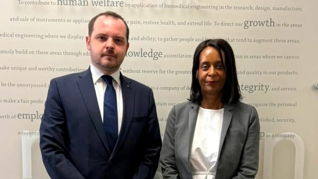 Министр здравоохранения Румынии Александру Рогобете и представитель Medtronic Шерин Яссиен в штаб-квартире компании в Вашингтоне