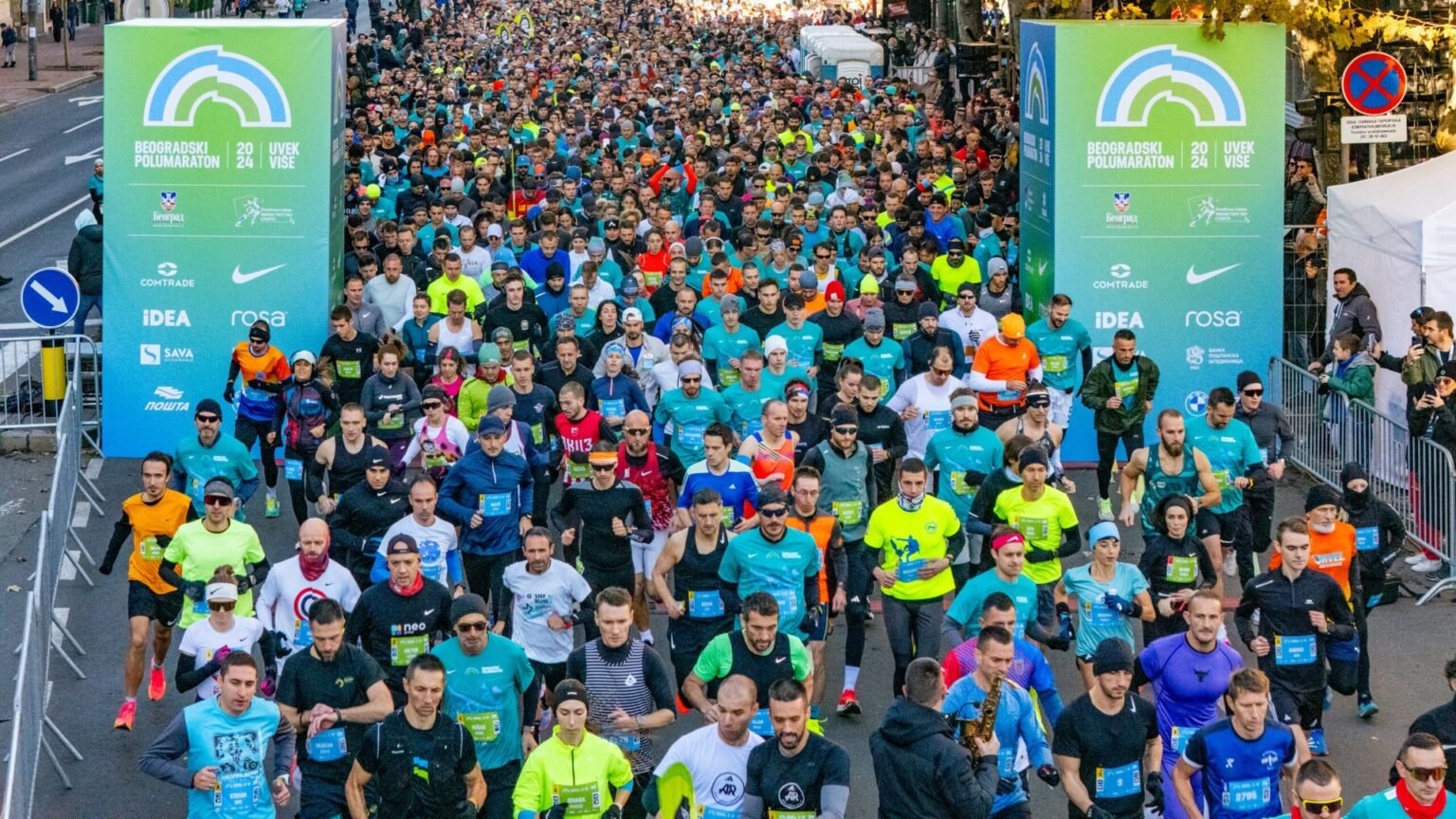 Массовый старт Белградского полумарафона под аркой BEOGRADSKI POLUMARATON, вид сверху на колонну бегунов