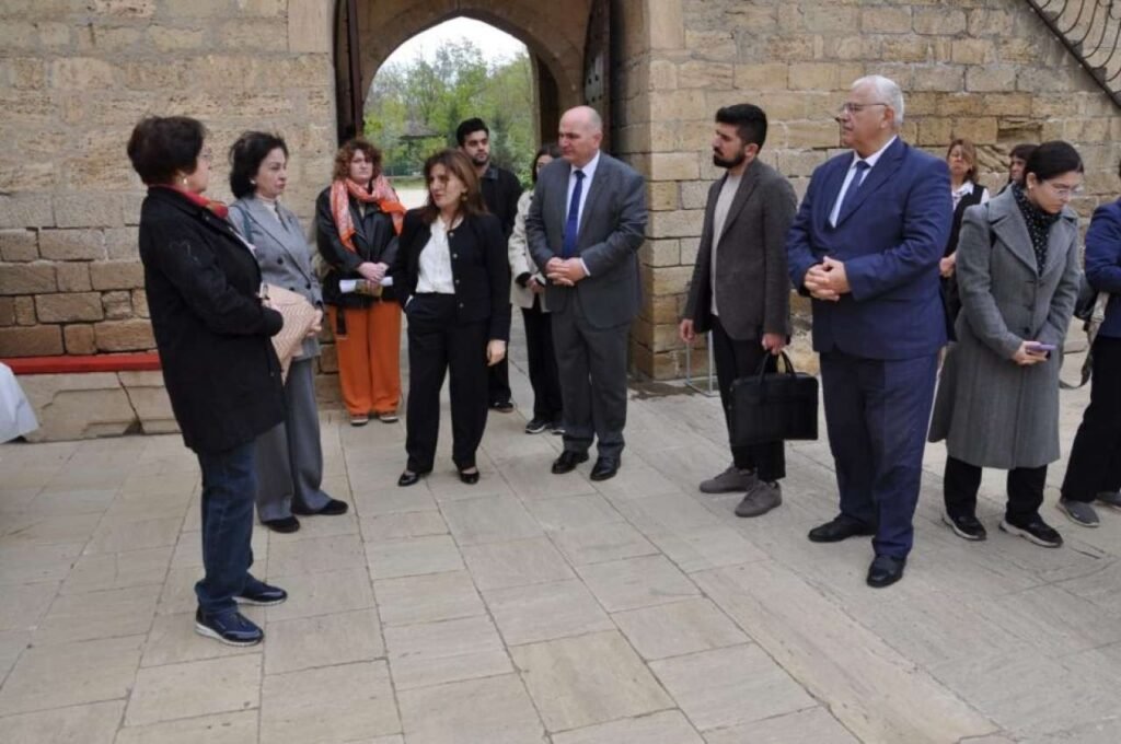 Участники выездного заседания Научно-методического совета по охране культурного наследия у ворот историко-архитектурного заповедника «Пир Хусейн Ханегях» обсуждают вопросы сохранения и развития архитектурного наследия Азербайджана
