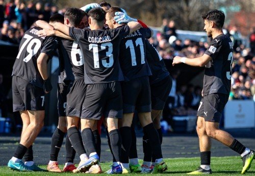 Футболисты в тёмной форме радостно обнимаются после гола — на спине у одного фамилия Cojocari, номер 6