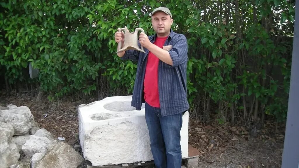 Доц. д-р Камен Станев демонстрирует найденный на раскопе средневековый керамический сосуд — характерный артефакт эпохи, которую изучал пловдивский археолог