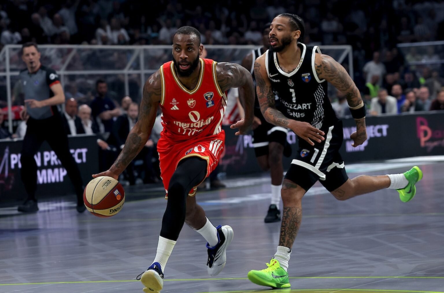 Защитник Црвены Звезды ведёт мяч под давлением игрока Партизана в ключевом эпизоде белградского дерби АБА-лиги на «Штарк Арене»