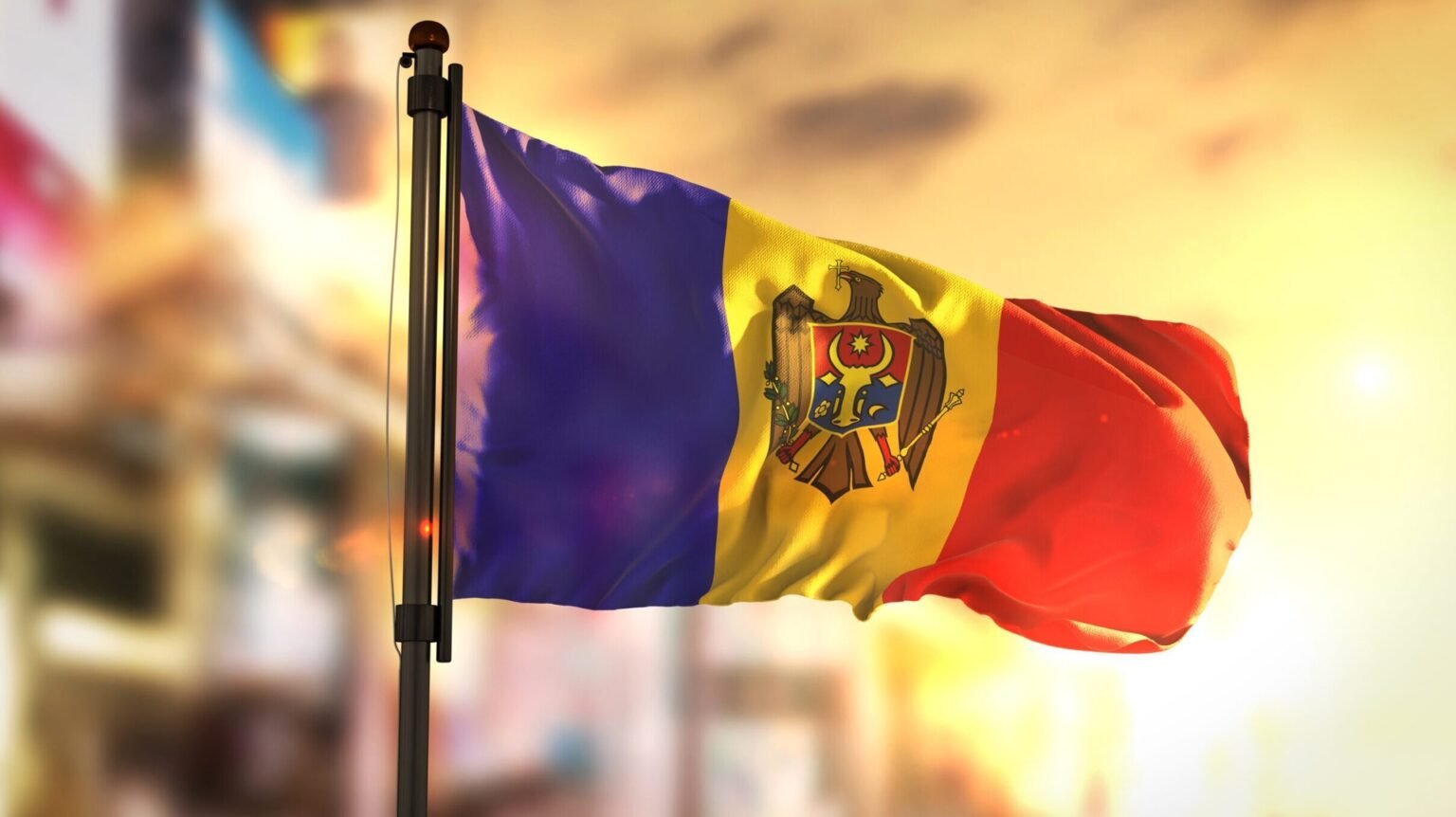 Флаг Республики Молдова на фоне городской панорамы