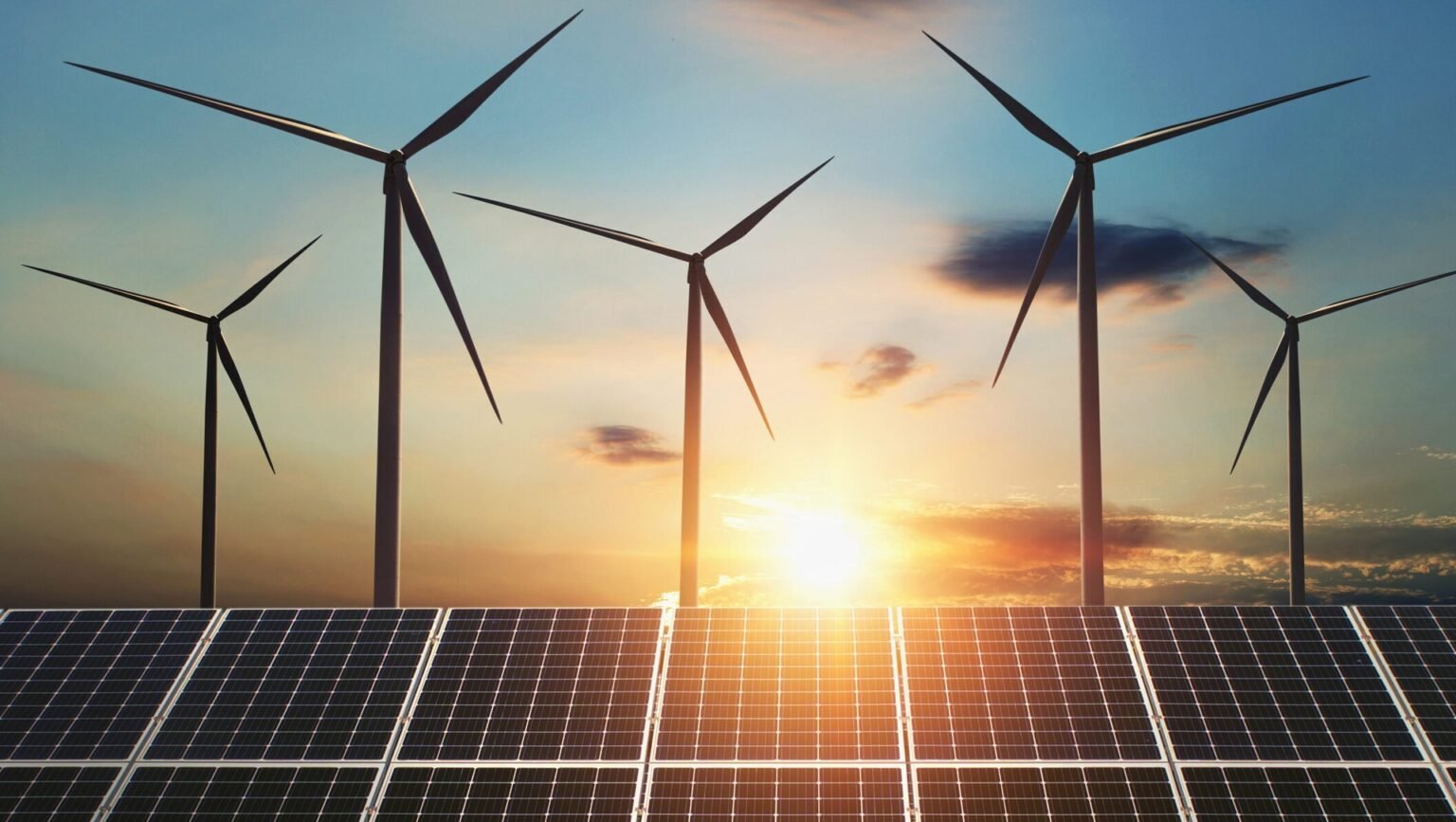 Ветрогенераторы и солнечные панели на фоне заката