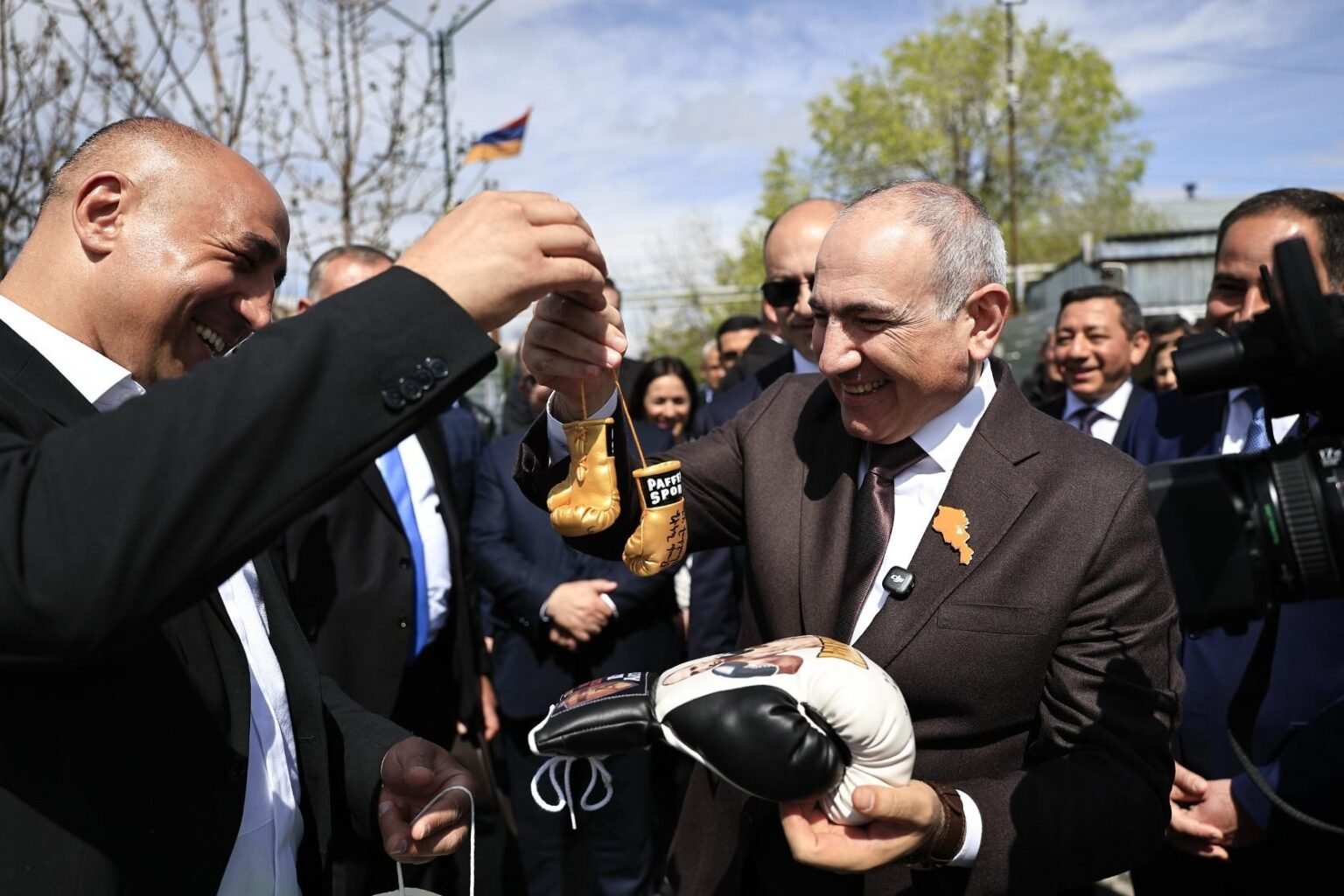 Артур Абрахам вручает Николу Пашиняну миниатюрные боксёрские перчатки на церемонии закладки молодёжного спорткомплекса в Ереване