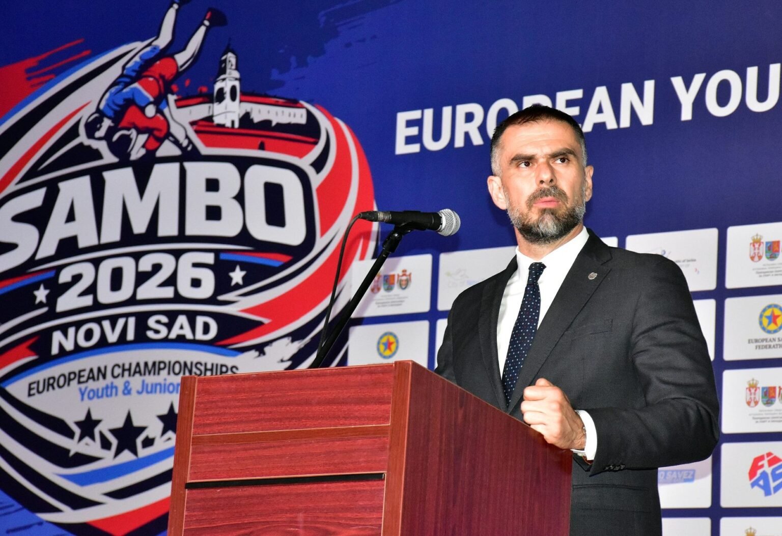 Открытие чемпионата Европы по самбо 2026 в Нови-Саде — выступление на фоне баннера SAMBO 2026