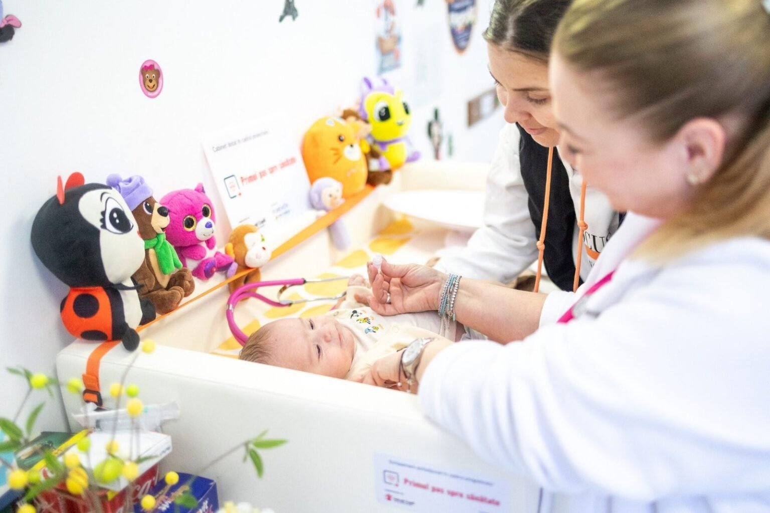 Педиатрический осмотр младенца в детском кабинете, оборудованном программой &laquo;Salvați Copiii&raquo; в рамках инициативы по снижению младенческой смертности в Румынии