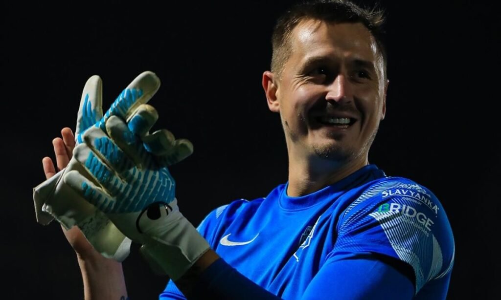 Капитан «Сабаха» Станислав Покатилов аплодирует трибунам после победы над «Карабахом» в ответном полуфинале Кубка Азербайджана