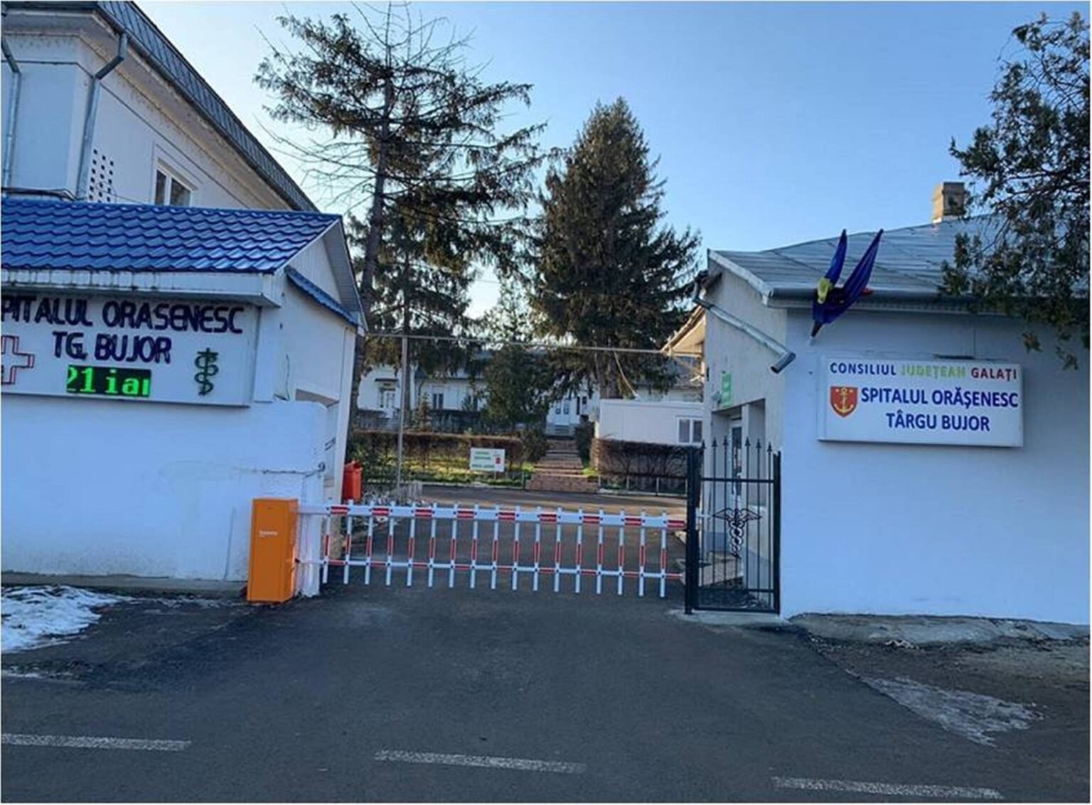 Въездные ворота и вывеска «Spitalul Orășenesc Târgu Bujor» городской больницы Тыргу-Бужор в Галацком уезде
