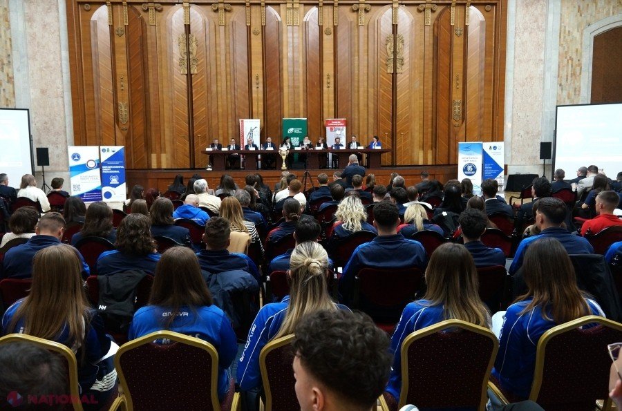 Зал со студентами-юристами на открытии конкурса «Hexagonul Facultăților de Drept» в Кишинёве