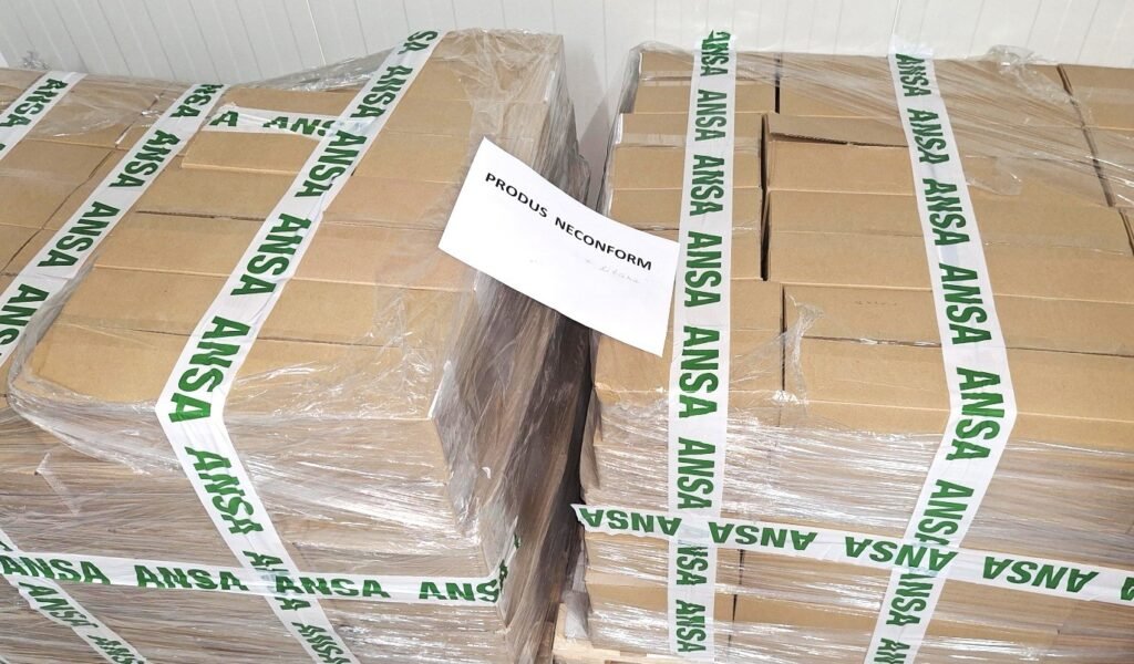 Задержанные ANSA на границе Молдовы поддоны с продуктами питания, опечатанные лентой с логотипом ANSA и маркировкой «PRODUS NECONFORM»