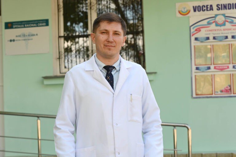 Семья с саженцами и флагом экологической инициативы на берегу молдавской реки — иллюстрация природного ландшафта бассейна Днестра