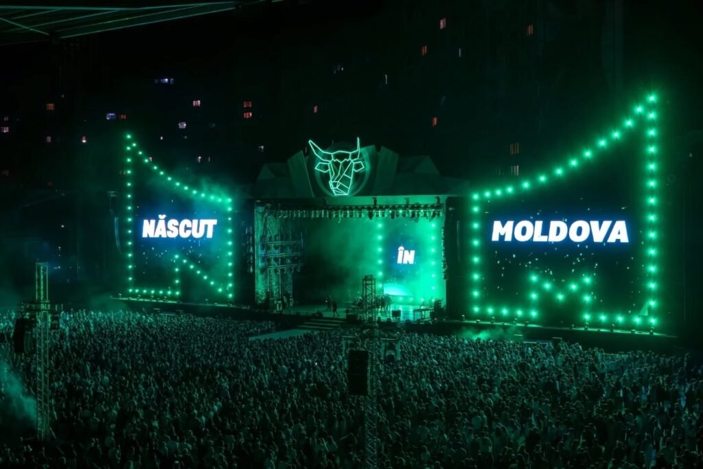 Сцена фестиваля Născut în Moldova с подсветкой и логотипом в виде головы быка, перед сценой — многотысячная толпа зрителей