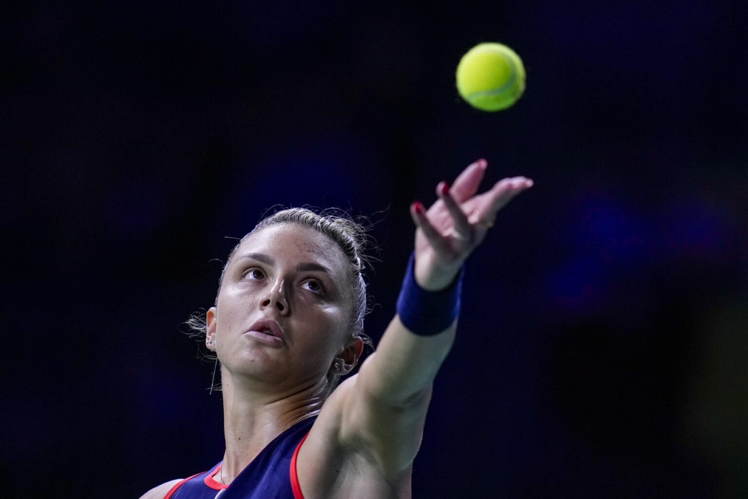 Жаклин Кристиан подаёт на турнире WTA — крупный план в момент подброса мяча