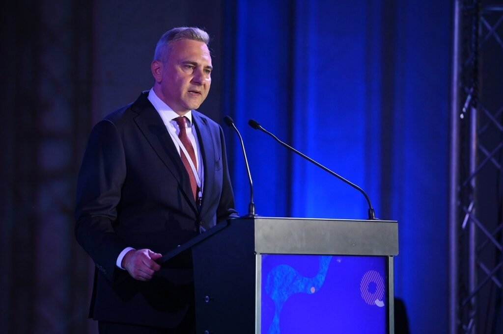 Президент PALMED Кристиан Хотобок за трибуной во время выступления