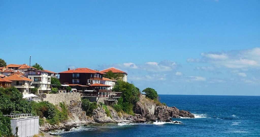 Старый город Созополя на утёсе над Чёрным морем — красные черепичные крыши и скалистый берег