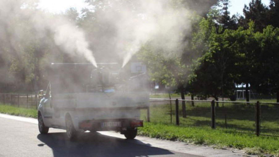 Машина коммунальной службы распыляет инсектицид на зелёные площади в Белграде в рамках акции против клещей