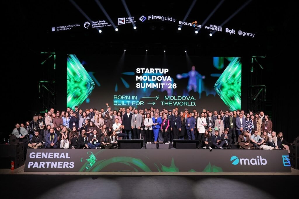 Общее фото участников Startup Moldova Summit 2026 на сцене в Кишинёве