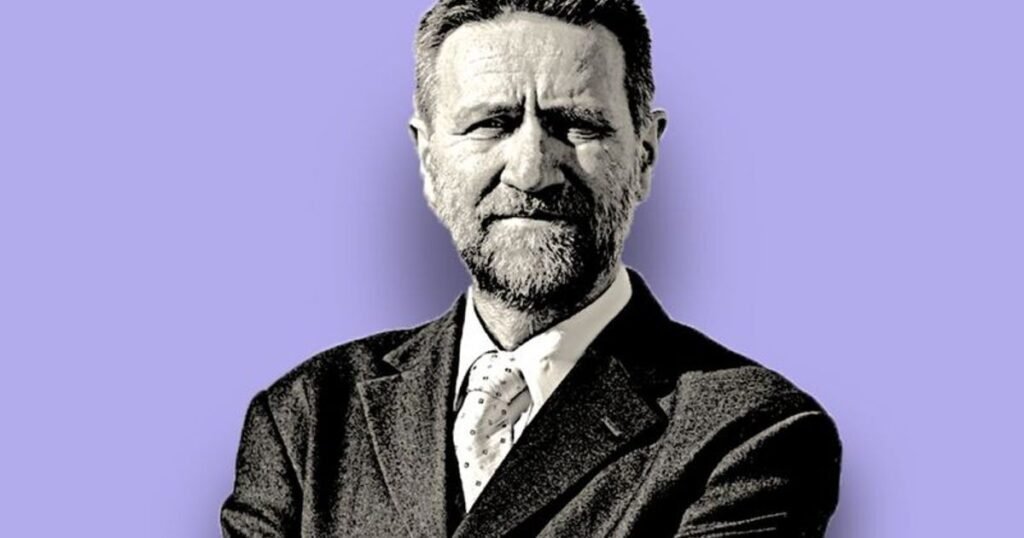 Стилизованный монохромный портрет смещённого декана Хорватских студий на лиловом фоне — обложка материала Telegram.hr о решении Сената Загребского университета