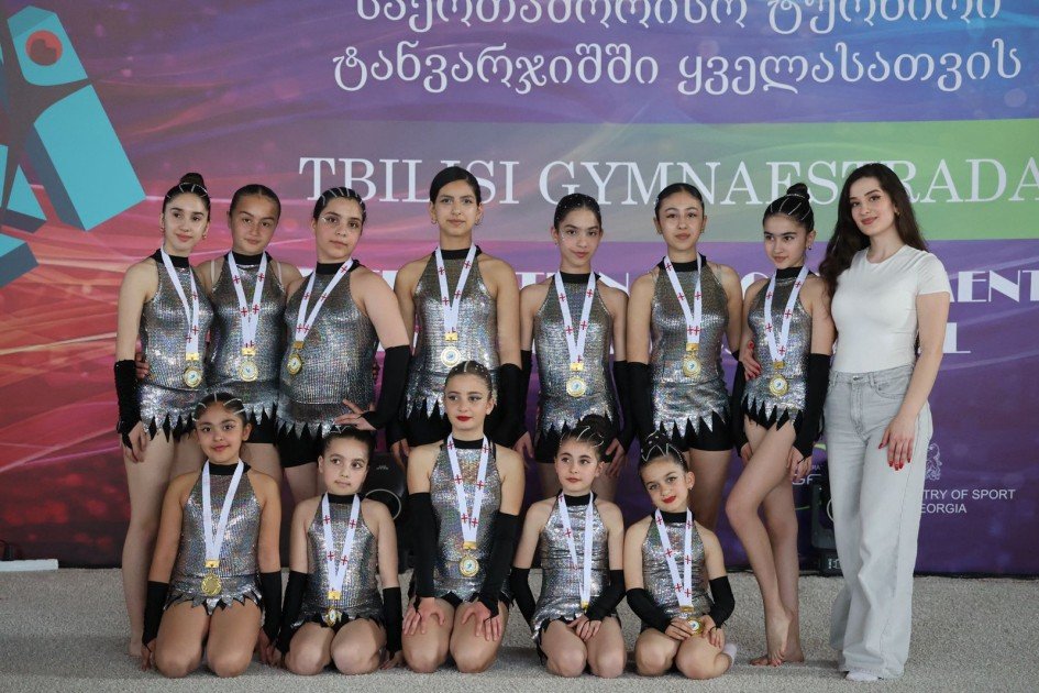 Группа юных гимнасток с медалями на фестивале «Тбилисская гимнастрада»