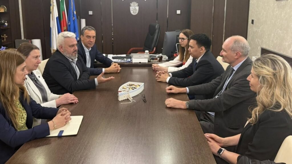 Мэр Бургаса Димитар Николов на встрече с экспертами международного совета IB School в кабинете мэрии