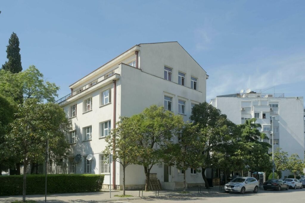 Здание Студенческого дома в Подгорице, главный фасад со стороны улицы в солнечный день