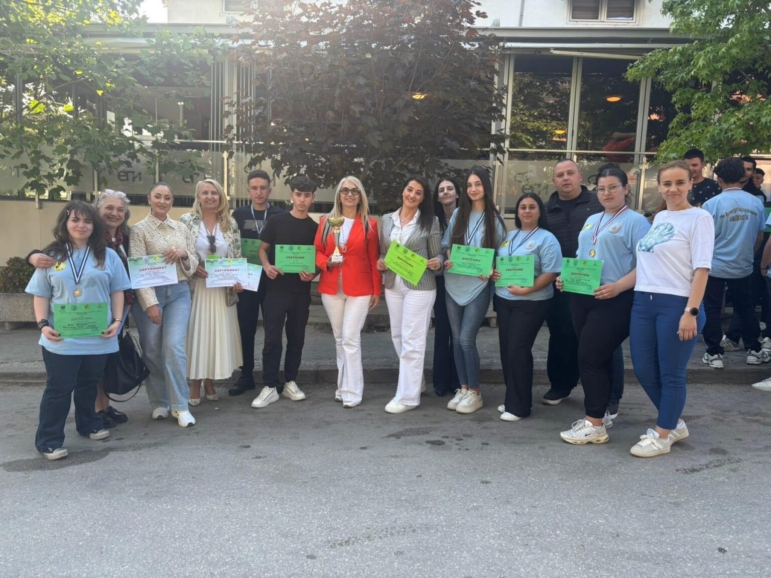 Ученики и преподаватели СОУУД &laquo;Димитар Влахов&raquo; из Струмицы с сертификатами после победы на государственном конкурсе по сельскохозяйственно-ветеринарной специальности