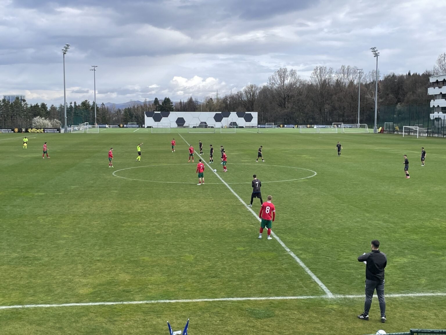 Болгария U16 стартовала с победы на турнире УЕФА Общий план матча Болгария U16 — Косово U16 на поле Национальной футбольной базы efbet в рамках Турнира УЕФА по развитию футбола